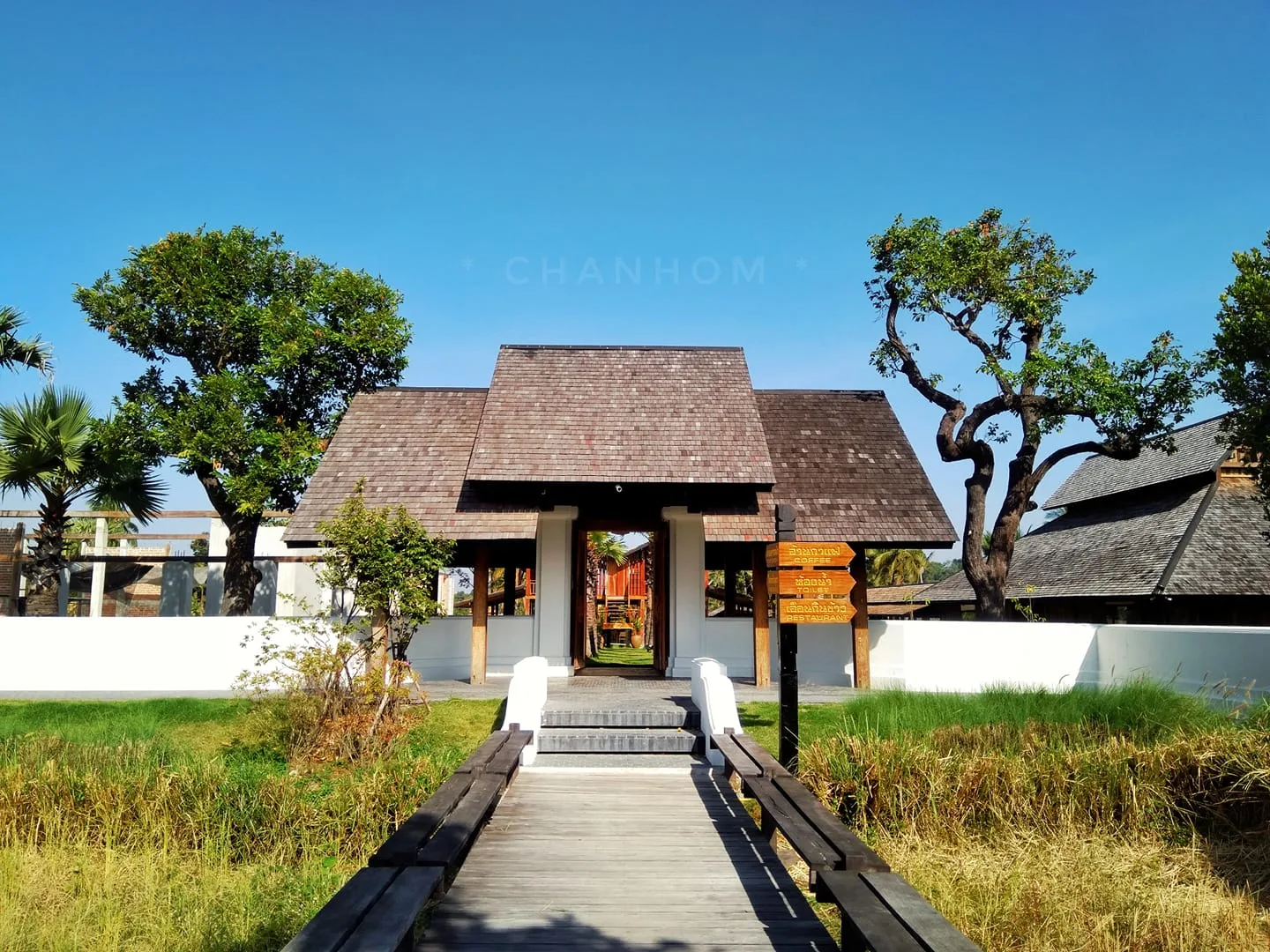 ประตูเรือนคุ้มจันทร์หอม บ้านบัวเทิง อุบลราชธานี