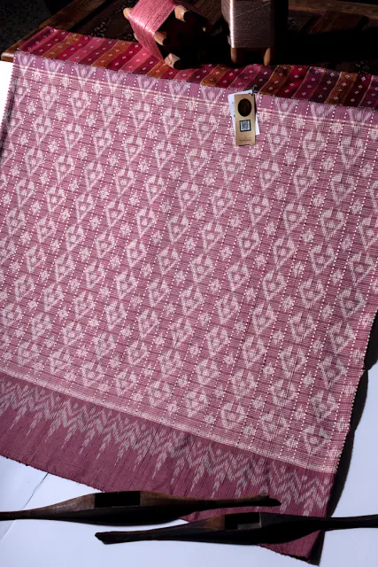 ผ้าซิ่นไหม ”กาบบัว หัวจกดาว”